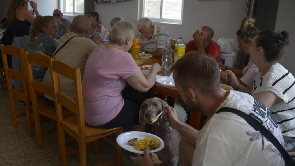 Varios vecinos comen juntos en Cernego, a 19 de agosto de 2025, en Villamartín de Valdeorras, Ourense, Galicia