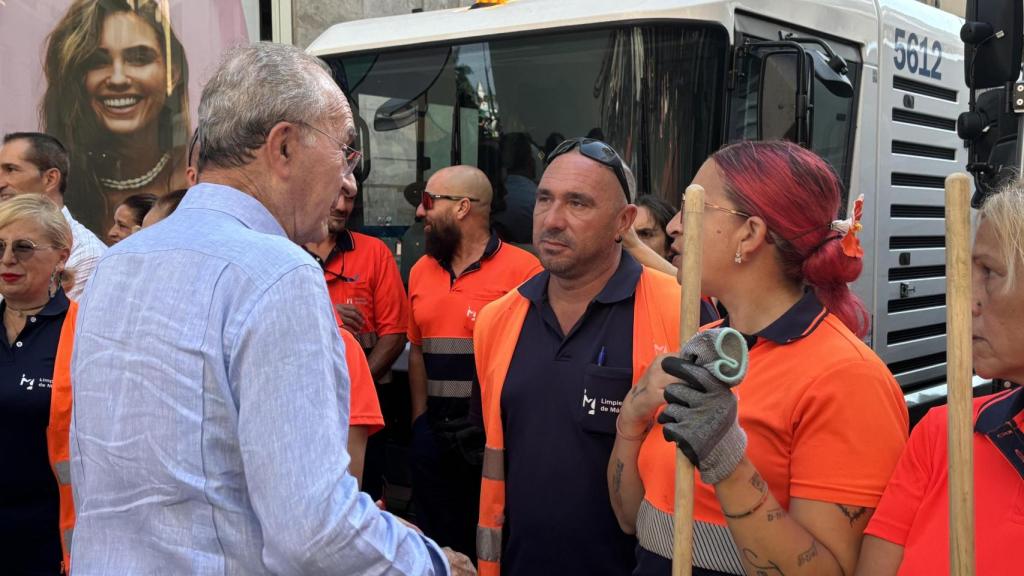 El alcalde hablando con los trabajadores de Limasam