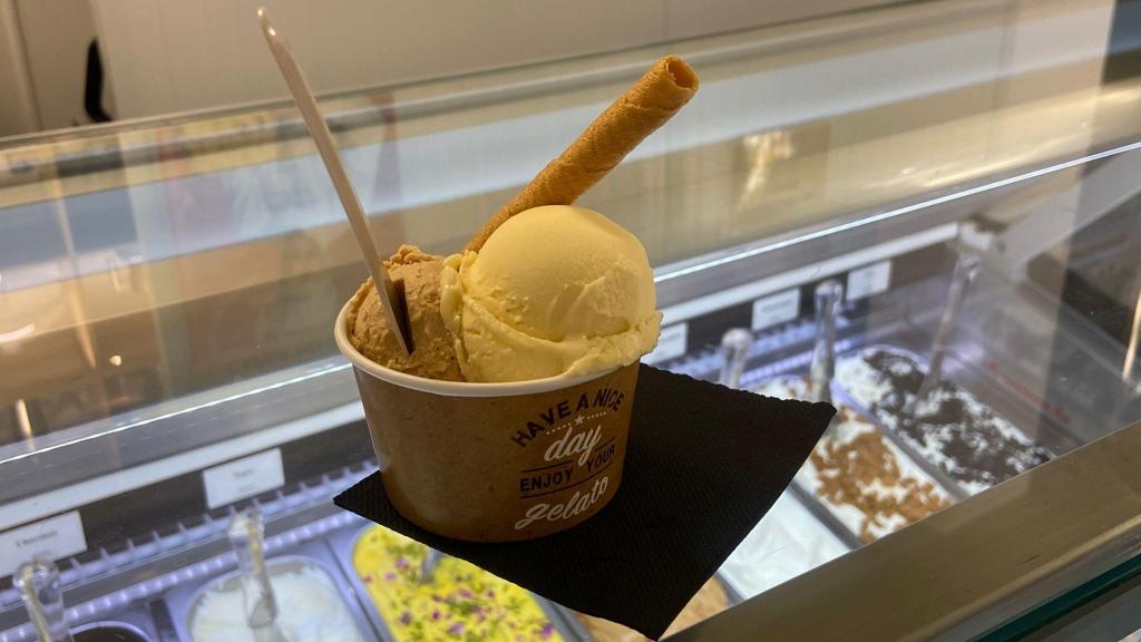 Helado de turrón y mandarina con almendras