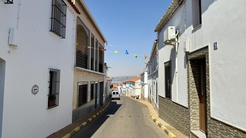 Calle Carrera, la principal de Puerto Hurraco, y donde se produjo la tragedia.