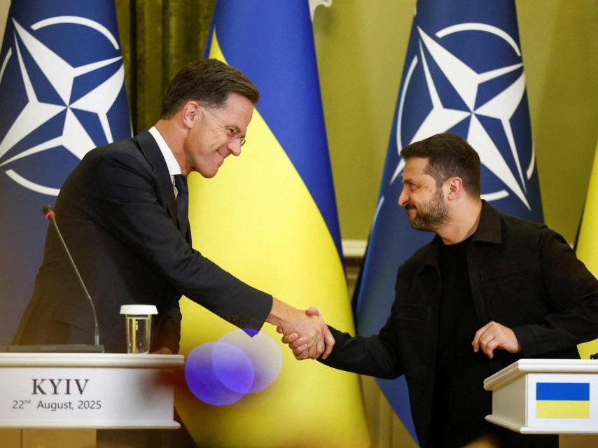 Mark Rutte y Volodímir Zelenski, en la rueda de prensa conjunto de este viernes.