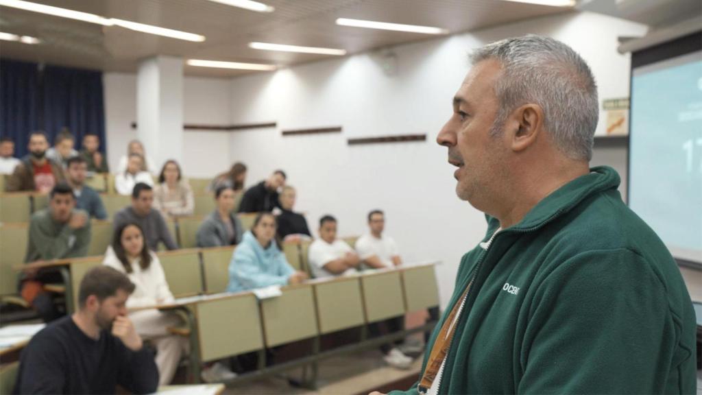 Enrique Villar, comandante de la Guardia Civil, durante una de sus clases.