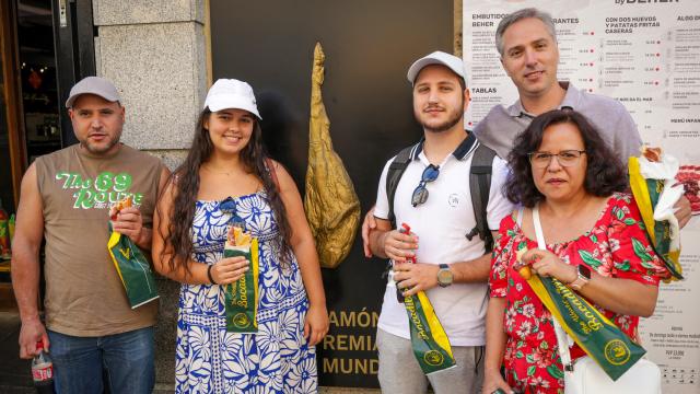 Rui Santos junto a au familia haciendo turismo en Salamanca