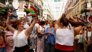 Dos mujeres bailando verdiales en la Feria del Centro de Málaga.