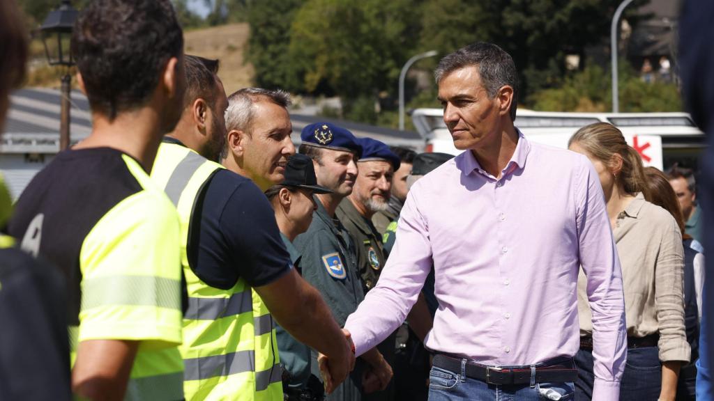 El presidente del Gobierno, Pedro Sánchez, este viernes durante una visita al Puesto de Mando Avanzado de los incendios en Degaña, Asturias.
