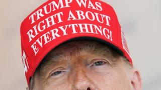 Trump luce una gorra con la leyenda ¡Trump tenía razón en todo! durante su visita al museo The People's House: A White House Experience.