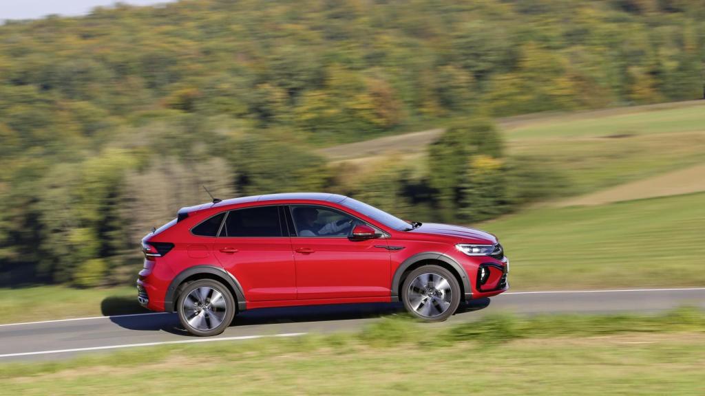 Cuenta con un aspecto más deportivo y una apariencia cercana a modelos de mayor categoría.