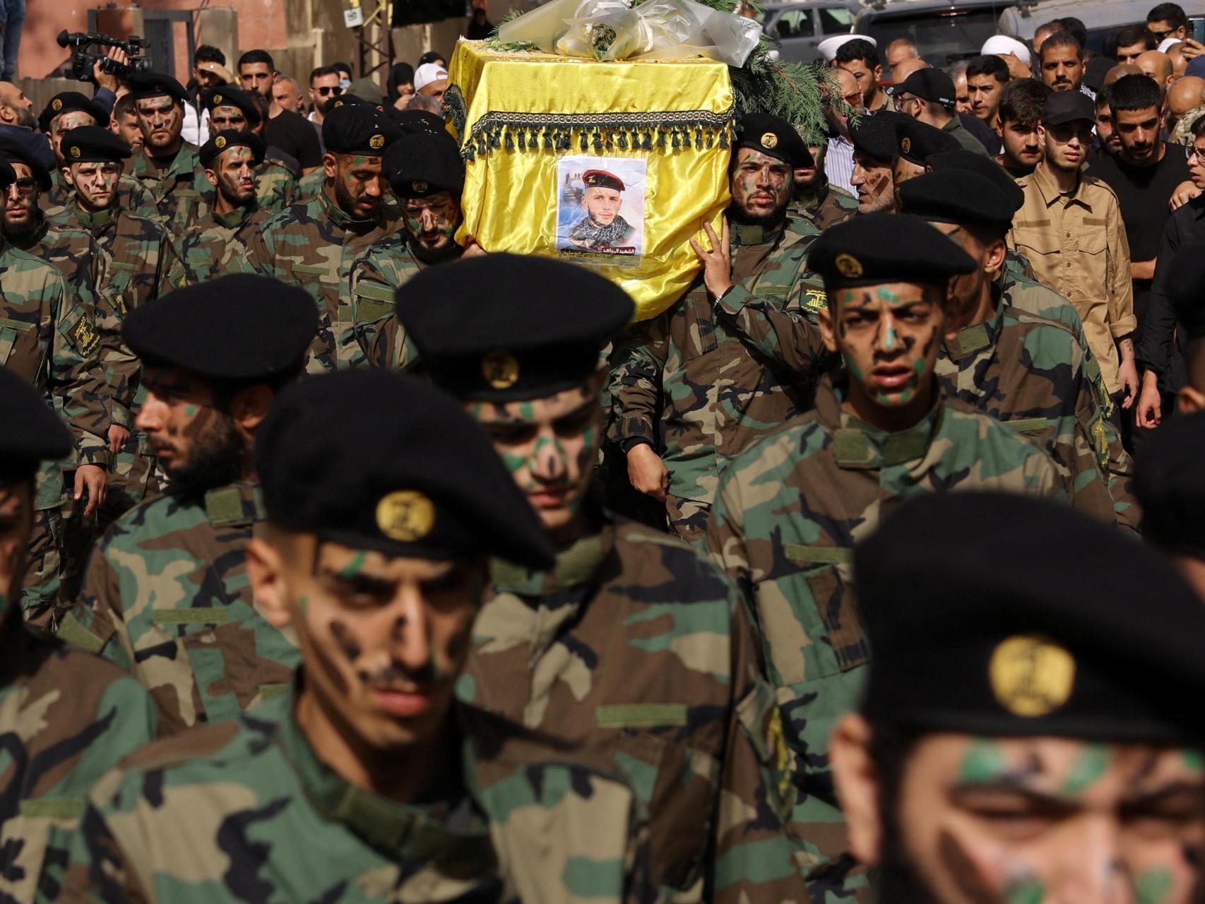 Miembros de Hezbolá cargan el féretro de Abbas Shuman durante su funeral en Baalbek, en octubre de 2023.