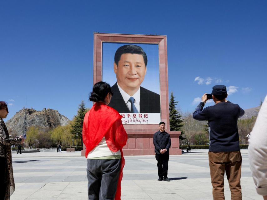 Gran retrato del presidente Xi Jinping en el Tíbet.