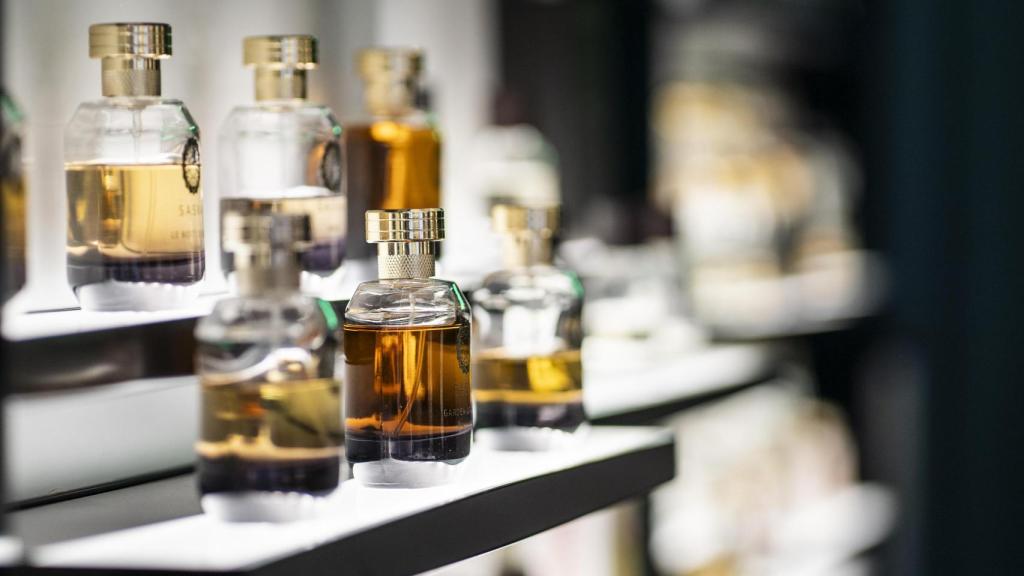 Frascos de fragancias en Nefertum Parfums.