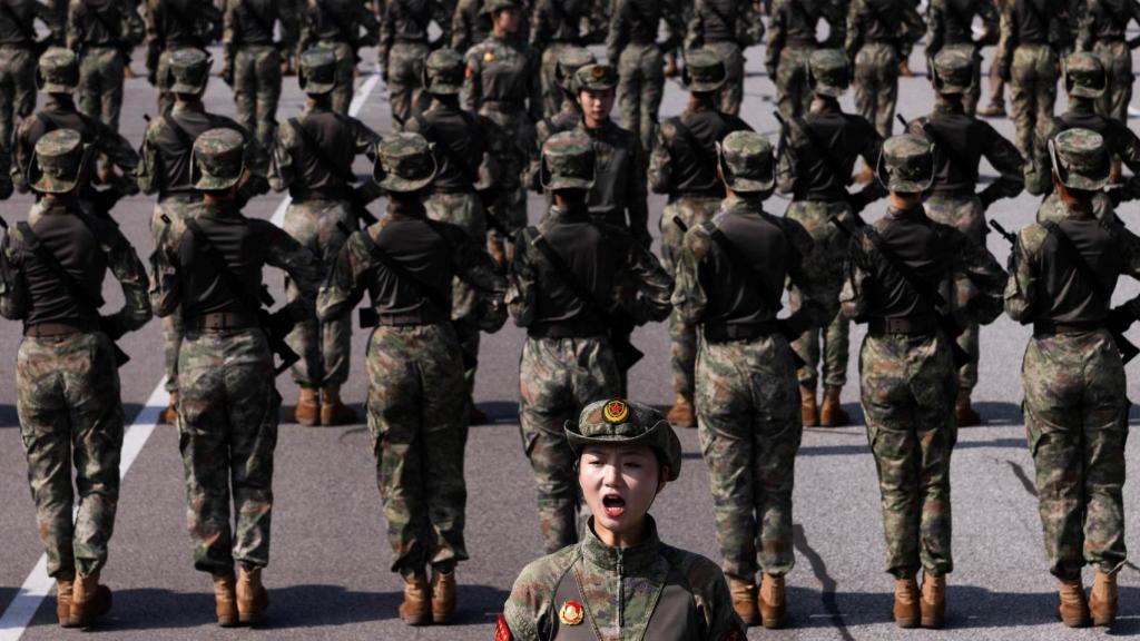 Entrenamiento para un desfile militar en conmemoración del 80 aniversario del fin de la Segunda Guerra Mundial, en Pekín.