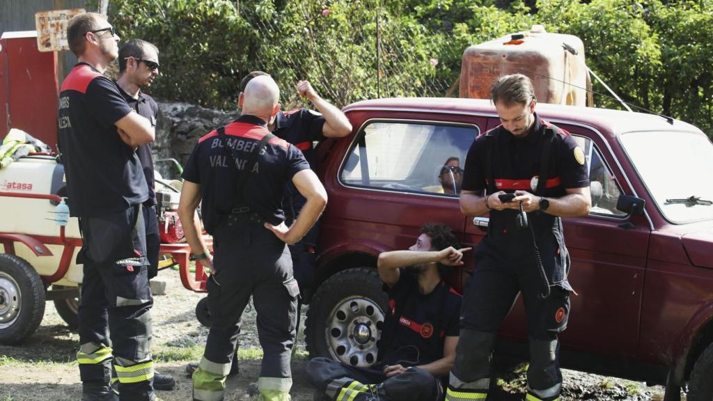 Unidades de Bomberos de Valencia asisten para apoyar en la extinción del incendio en la zona de Compludo.