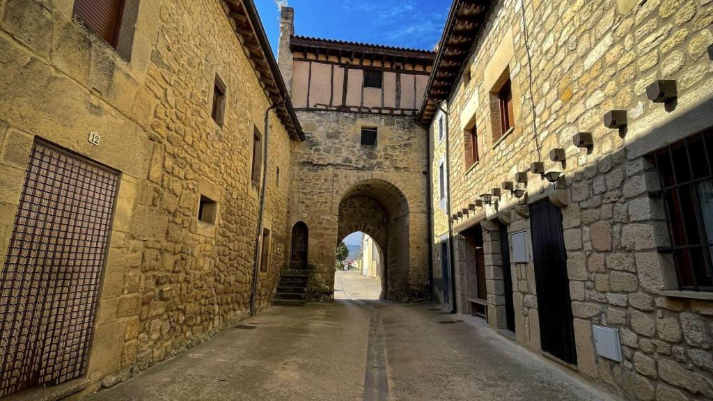 Una de las puertas de esta villa