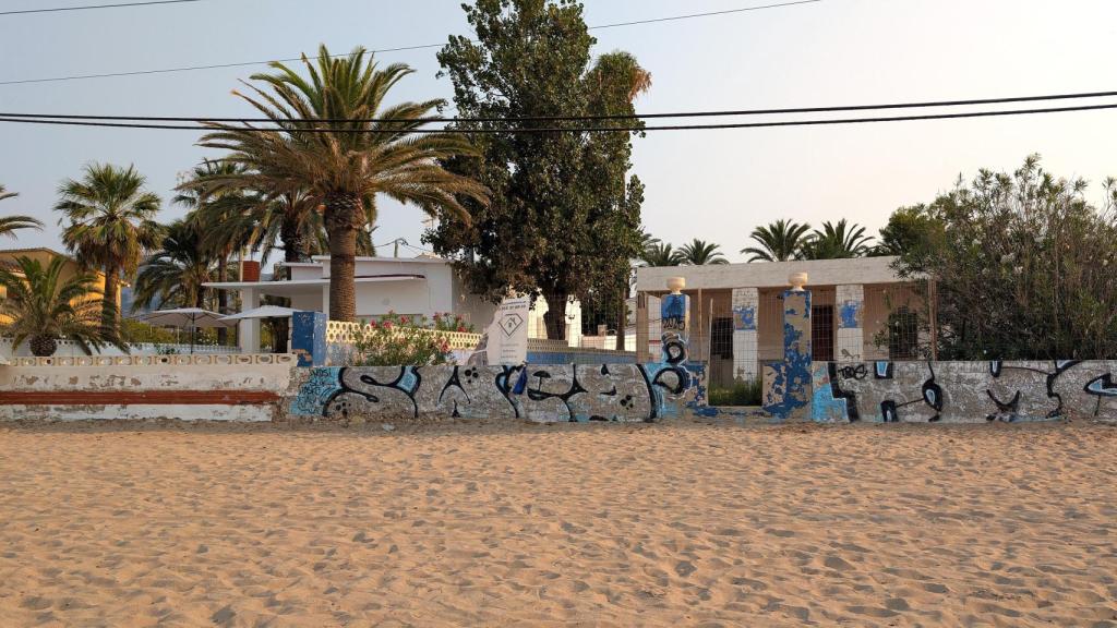 Dos casas sobre la playa de Dénia este agosto.