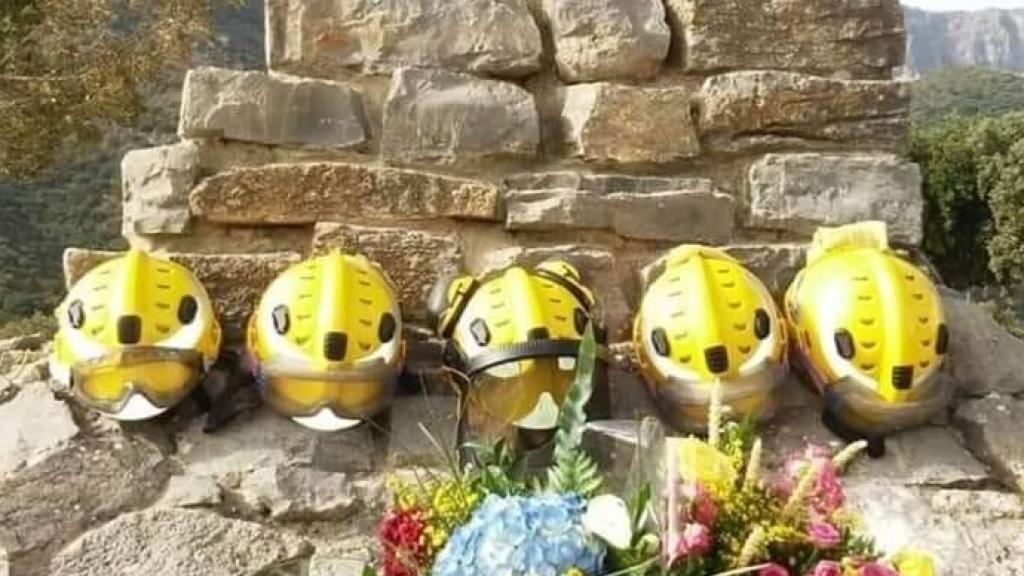 El monolito en recuerdo de los cinco bomberos fallecidos en la Sierra de Grazalema.