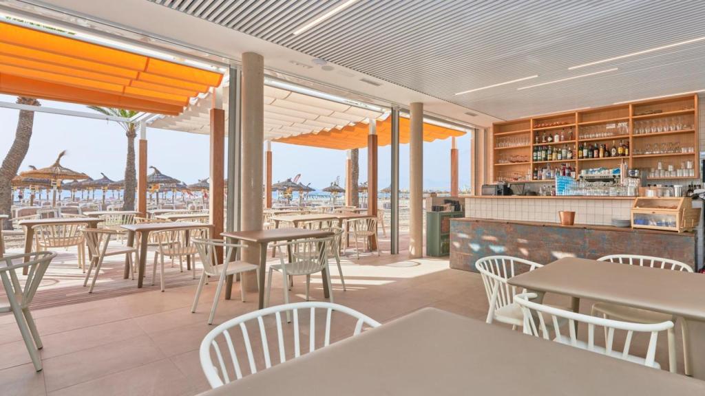 El interior del restaurante con vistas a la playa.