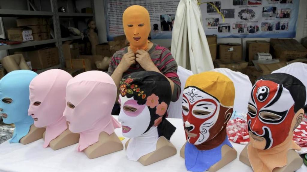 Una diseñadora china de 'facekinis'.