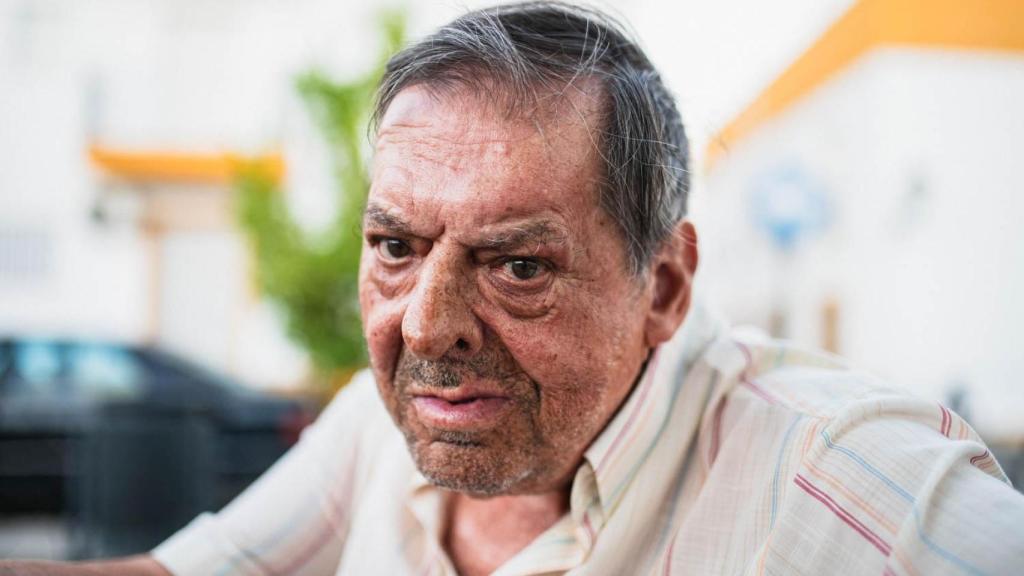 Juan Castro, de 81 años, fue el único bombero forestal que sobrevivió a un pavoroso incendio forestal cuando tenía 48.