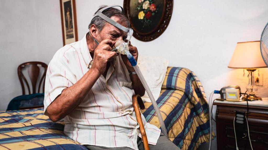 Juan Castro, de 81 años, padece una insuficiencia respiratoria crónica y precisa de una bomba de oxígeno para dormir.