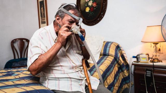 Juan Castro, de 81 años, padece una insuficiencia respiratoria crónica y precisa de una bomba de oxígeno para dormir.