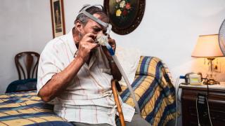 El hombre padece además una insuficiencia respiratoria crónica y precisa para dormir de una bomba de oxígeno.