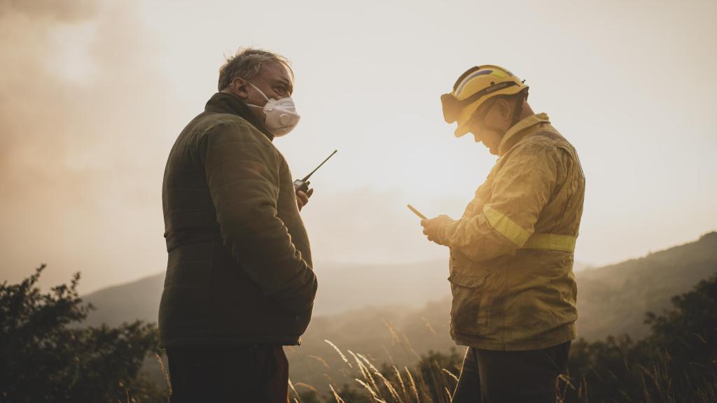 Un voluntario trabaja mano a mano con las brigadas forestales en la provincia de Zamora.