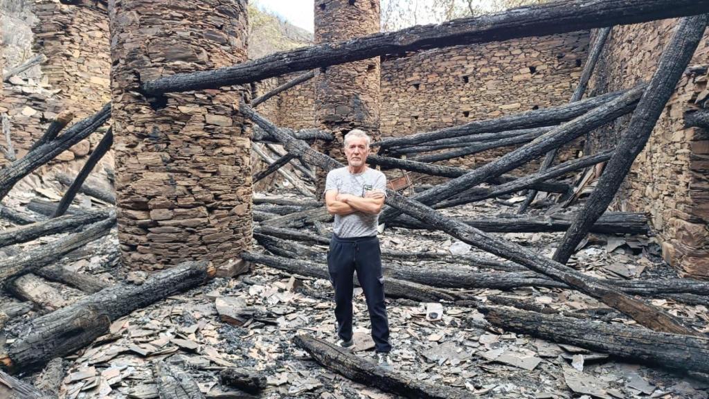 José López Balboa, vecino de Quintela, pedanía de Oencia (León), en los restos del pajar que comparte con sus hermanos.