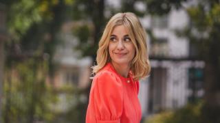 La actriz Alexandra Jiménez posa en el impresionante jardín del Santo Mauro (A Luxury Collection Hotel).