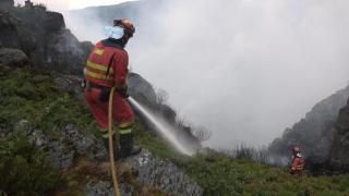 La UME refrescando zonas en el incendio de Porto de Sanabria