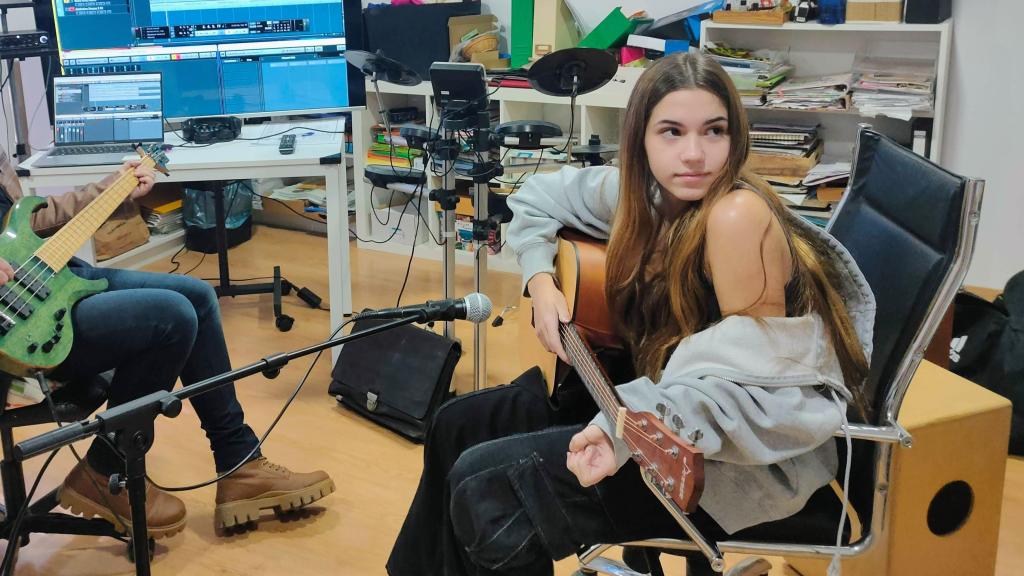 Alejandra practicando sus dotes musicales.