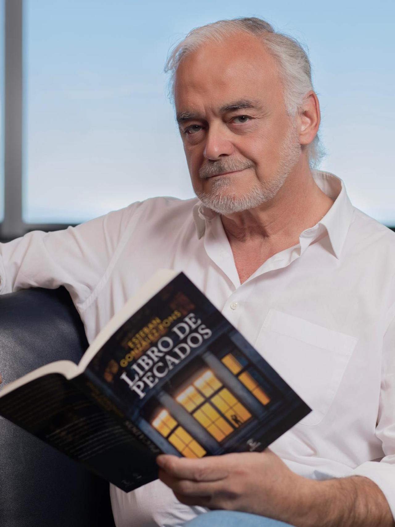 Esteban González Pons con su último lanzamiento como escritor.