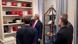 No está del todo claro cuál fue la reacción de Zelenski ante el merchandising de MAGA.