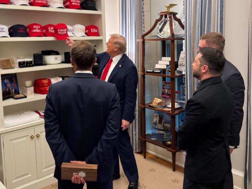 Foto de Trump mostrando su mercancía a Macron y Zelenski tras su reunión en la Casa Blanca.