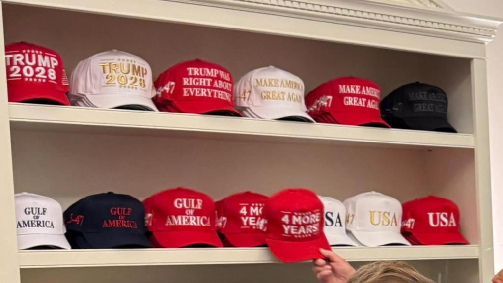Una enorme colección de gorras: una dice “Trump tenía razón en todo”, muchas “Gulf of Americas” (Golfo de las Américas), la versión gótica de Elon Musk de “Make America Great Again” y algunas de “Trump 2028”.