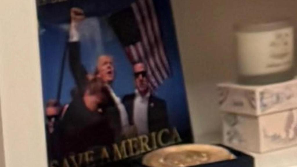 Ejemplar de su libro 'Save America' junto a una vela.