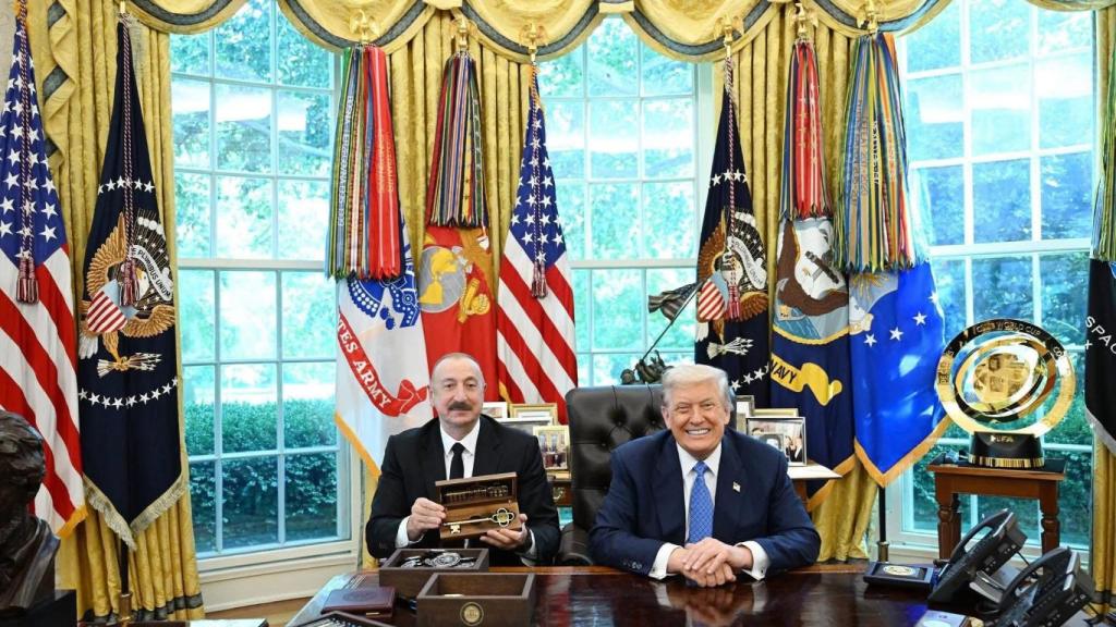 El presidente de EE.UU., Donald Trump, entregó a su homólogo azerbaiyano, Ilham Aliyev, una llave simbólica de la Casa Blanca.