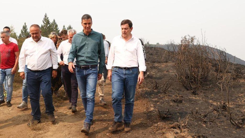 El presidente del Gobierno, Pedro Sánchez, en el incendio de Orallo en Villablino (León), acompañado del presidente de Castilla y León, Alfonso Fernández Mañueco, el pasado 17 de agosto.