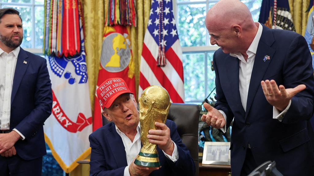 Trump coge el trofeo del Mundial junto a Gianni Infantino, presidente de la FIFA.
