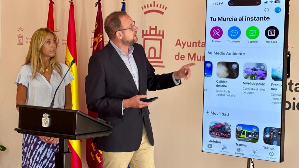 El concejal José Guillén explicando los pormenores de la nueva función de la aplicación municipal 'Tu Murcia'.