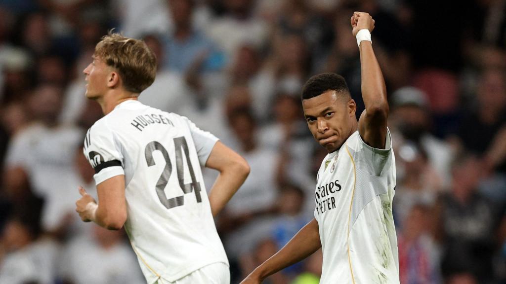Mbappé y Huijsen, durante el partido contra Osasuna.