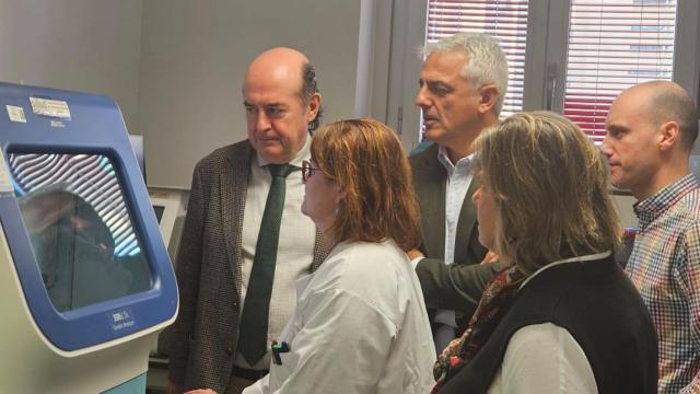 Los directores generales Ramón Boria y Joaquín Velilla conocen como funcionan estos equipos de secuenciación genética de alta tecnología.