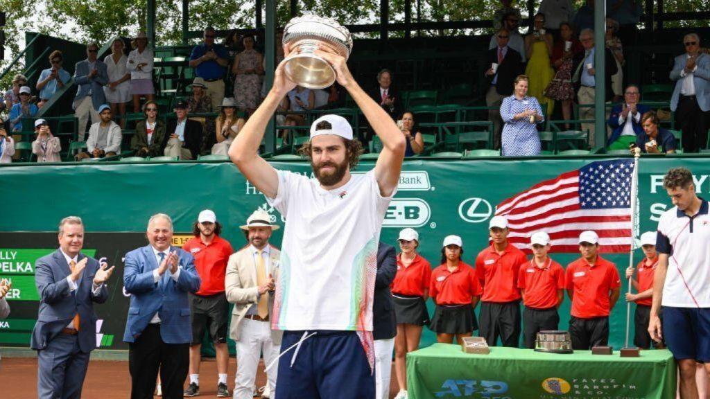 Opelka levanta un título.