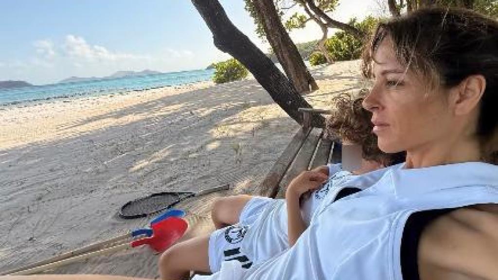 Alejandra Silva, con uno de sus hijos, durante sus vacaciones de verano.