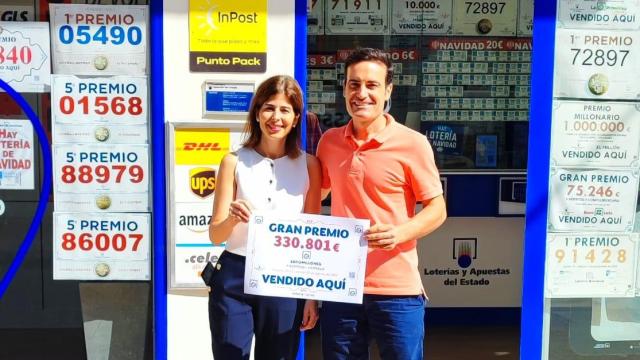Paula Berenguer y Víctor Benlloch en su administración de Loterías Jubama.