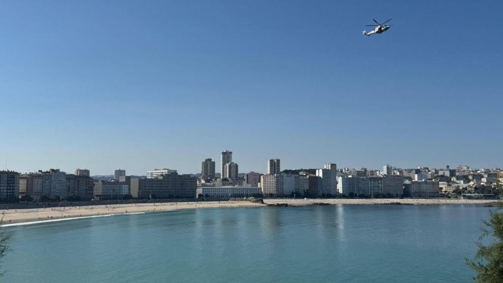 Helicóptero de Salvamento Marítimo sobrevolando la bahía de A Coruña en busca de un joven desaparecido