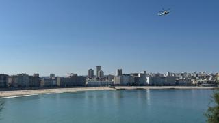 Helicóptero de Salvamento Marítimo sobrevolando la bahía de A Coruña en busca de un joven desaparecido