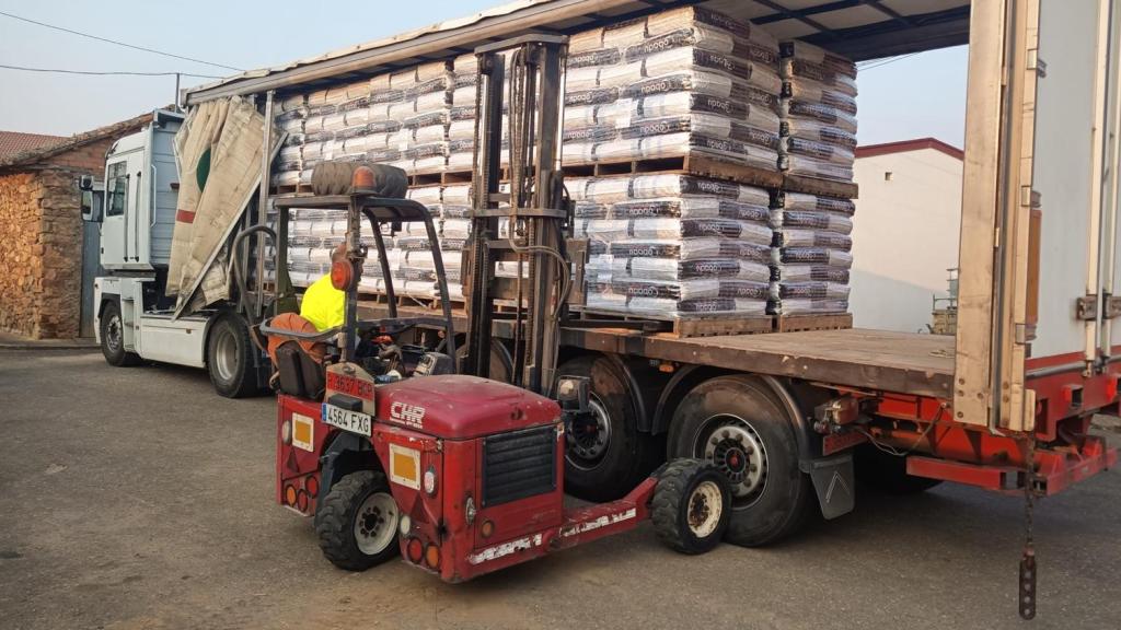 Descarga de alimentación para ganaderías afectadas por los incendios