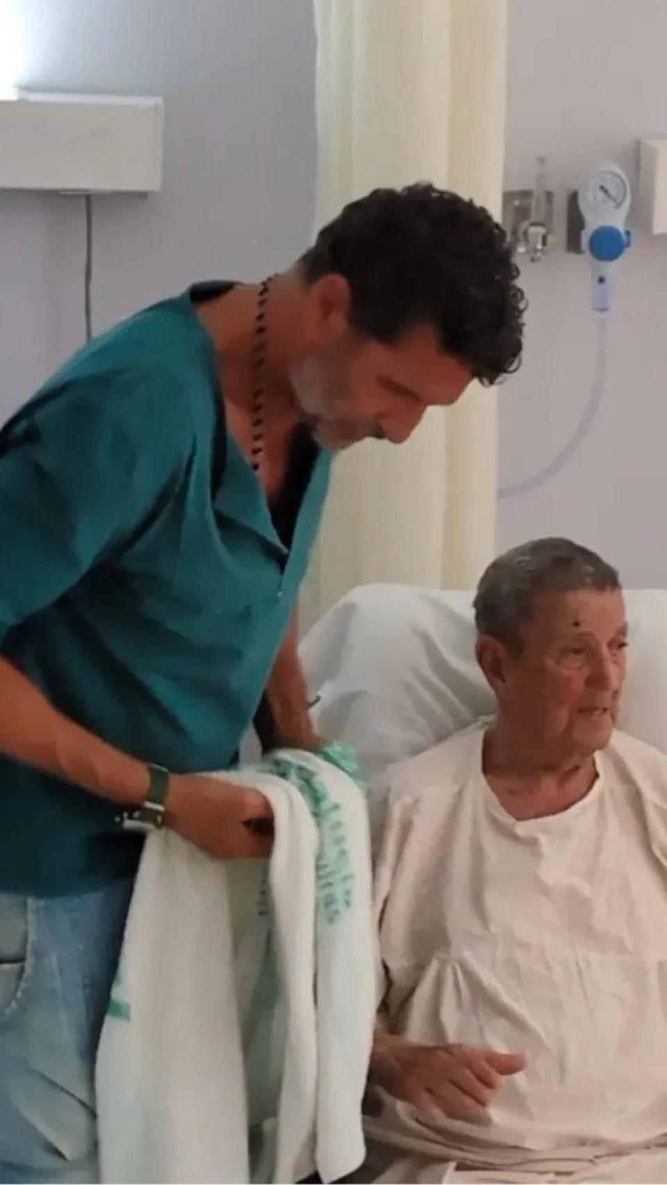 Óscar Higares, en una imagen de sus redes sociales, junto a su padre, Aurelio García.