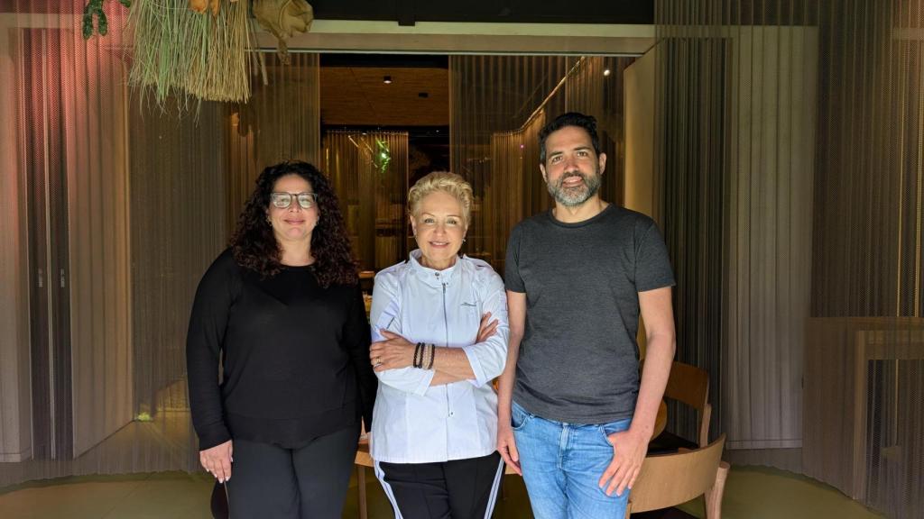 Irene, Susi y Chema en uno de los salones de La Finca, en Elche.