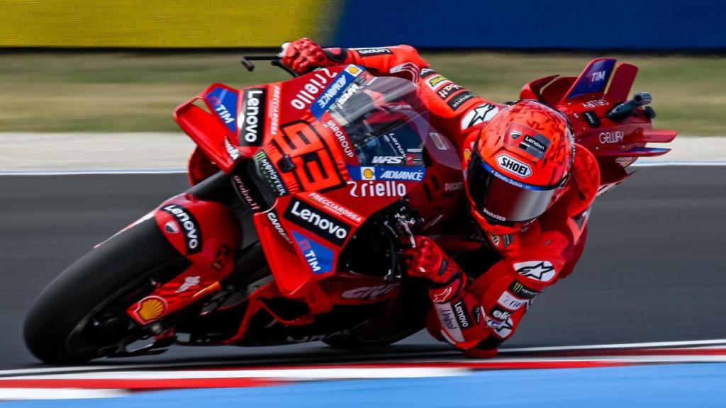 Marc Márquez traza un viraje con su Ducati Desmosedici GP25, en el circuito Balaton Park de Hungría.